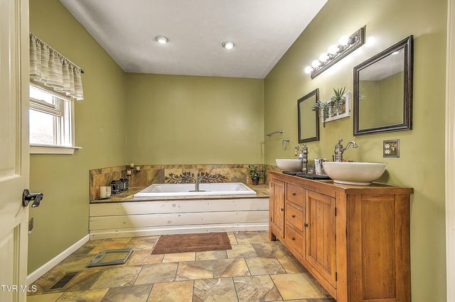 17516 Donegal Drive, Abingdon, VA 24210