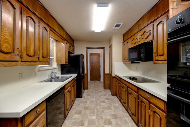 2121 Stone Creek Drive, Plano, TX 75075