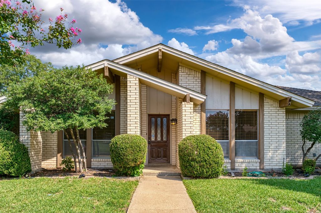 2121 Stone Creek Drive, Plano, TX 75075