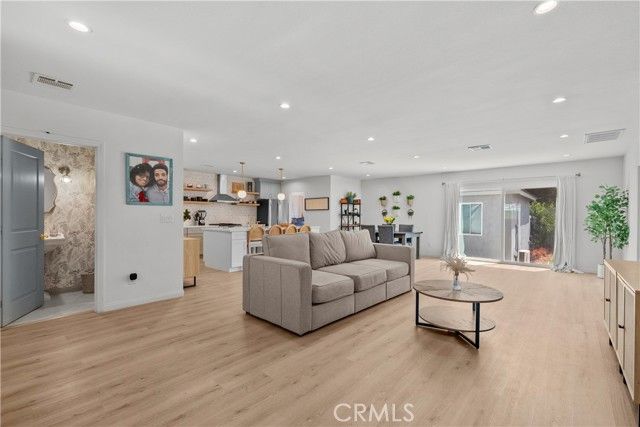 8054 Cedros, Panorama City (los Angeles), CA 91402