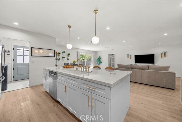 8054 Cedros, Panorama City (los Angeles), CA 91402