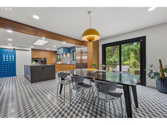 2802 Se MORELAND Ln, Portland, OR 97202