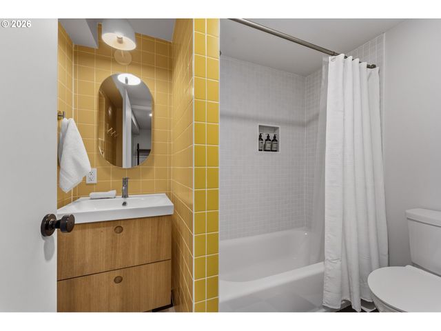 2802 Se MORELAND Ln, Portland, OR 97202
