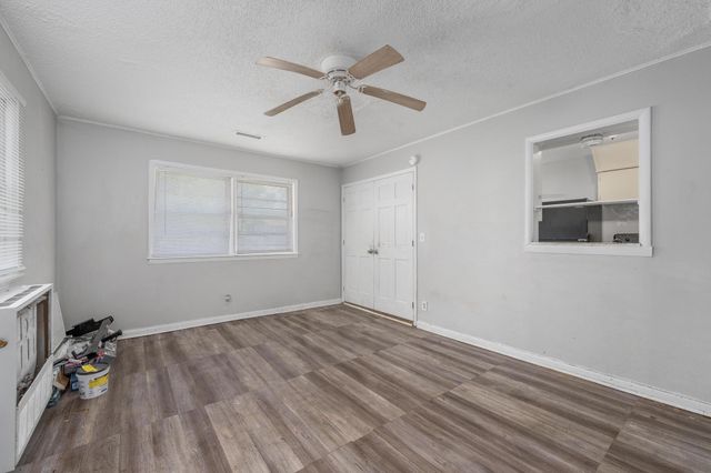 2009 E 52nd St, Wichita, KS 67216