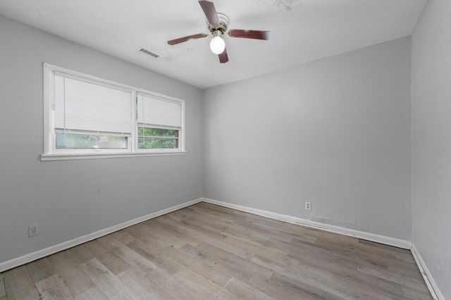 2009 E 52nd St, Wichita, KS 67216
