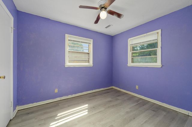 2009 E 52nd St, Wichita, KS 67216