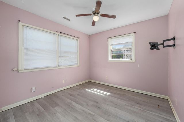 2009 E 52nd St, Wichita, KS 67216