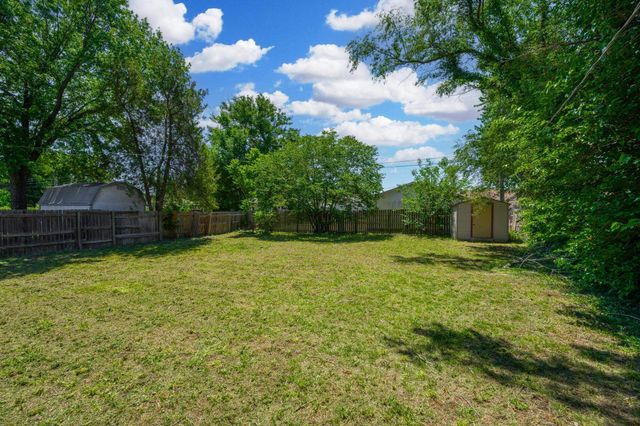 2009 E 52nd St, Wichita, KS 67216