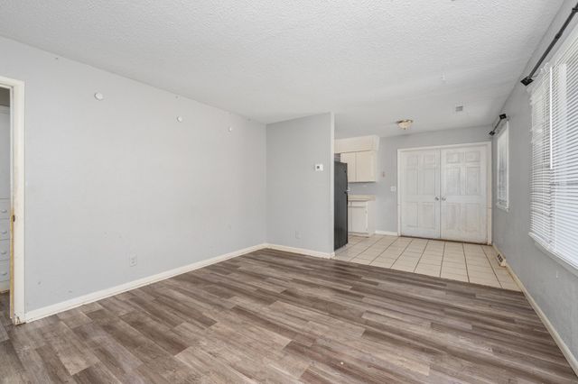 2009 E 52nd St, Wichita, KS 67216