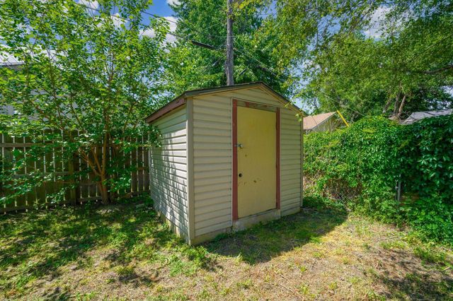 2009 E 52nd St, Wichita, KS 67216