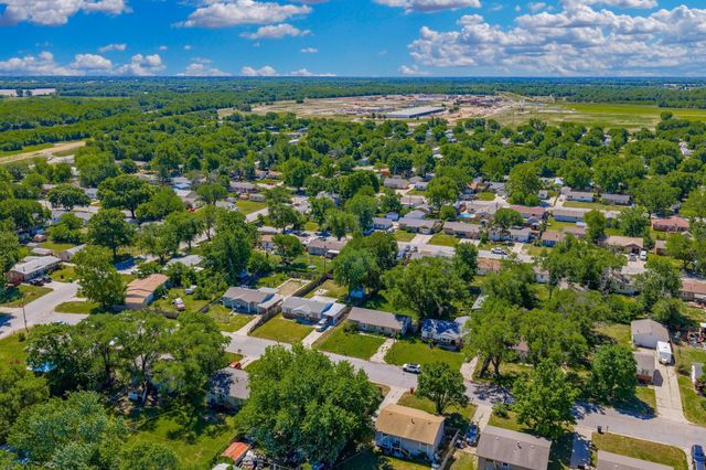 2009 E 52nd St, Wichita, KS 67216