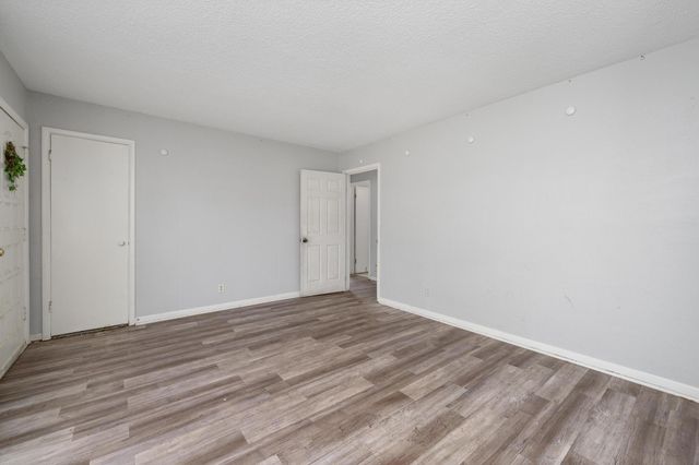 2009 E 52nd St, Wichita, KS 67216