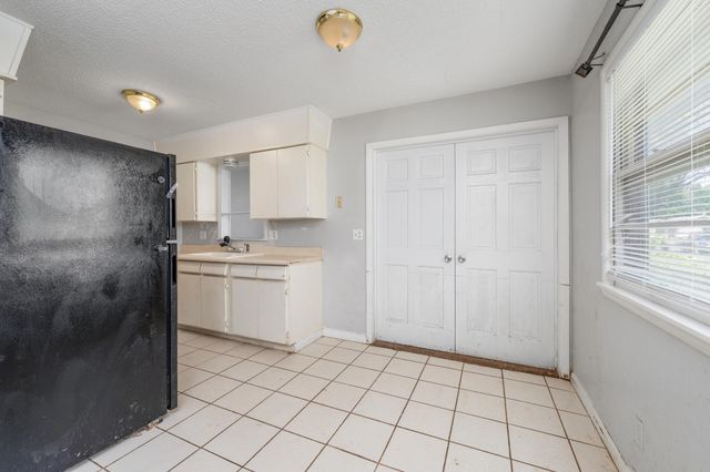 2009 E 52nd St, Wichita, KS 67216