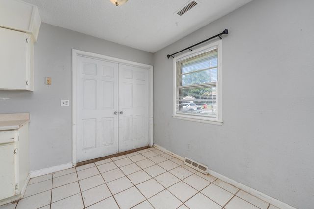 2009 E 52nd St, Wichita, KS 67216