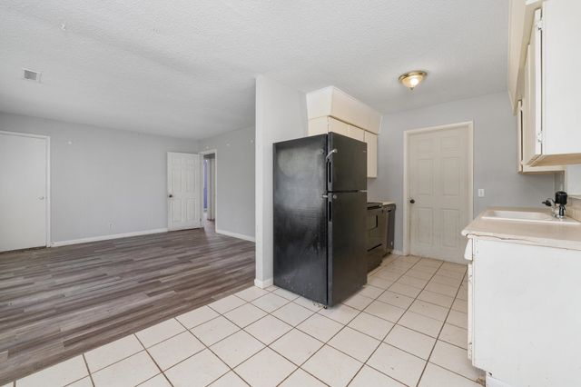 2009 E 52nd St, Wichita, KS 67216