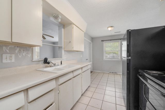 2009 E 52nd St, Wichita, KS 67216