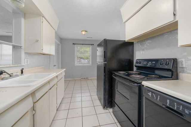 2009 E 52nd St, Wichita, KS 67216