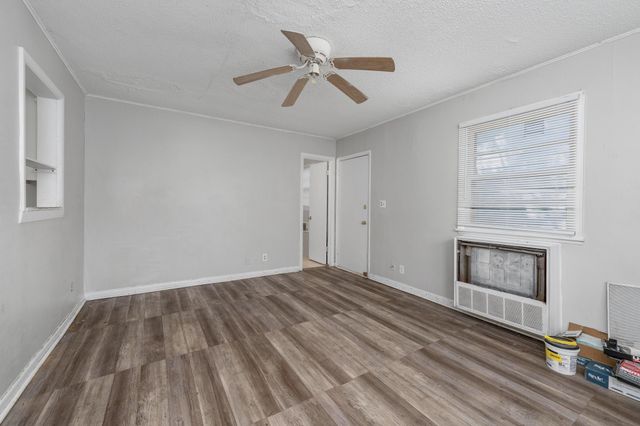 2009 E 52nd St, Wichita, KS 67216