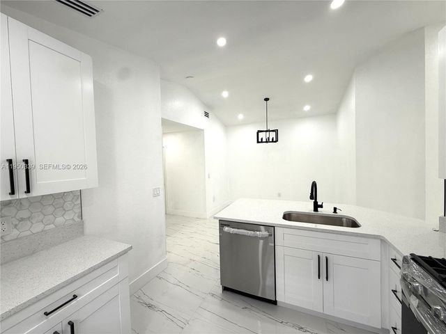 8989 NW 53rd St, Sunrise, FL 33351