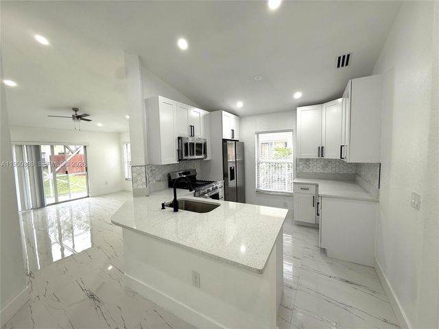 8989 NW 53rd St, Sunrise, FL 33351