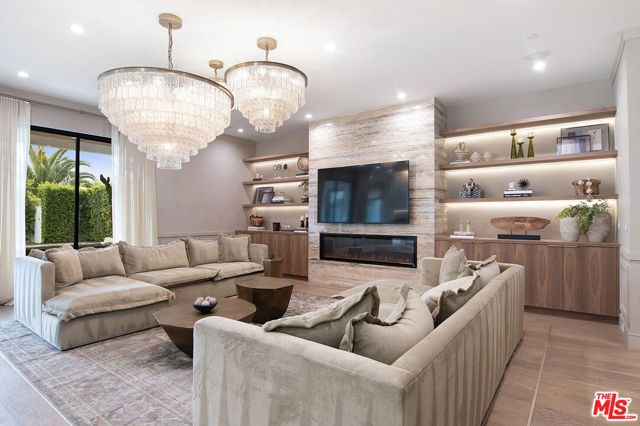 418 N Poinsettia Place, Los Angeles, CA 90036