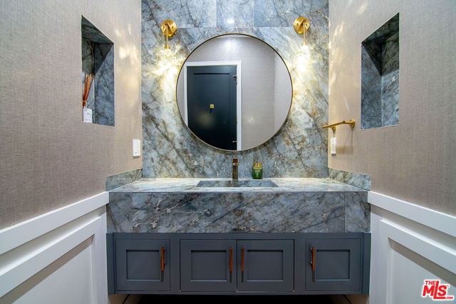 418 N Poinsettia Place, Los Angeles, CA 90036