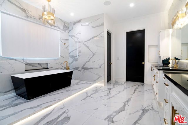 418 N Poinsettia Place, Los Angeles, CA 90036