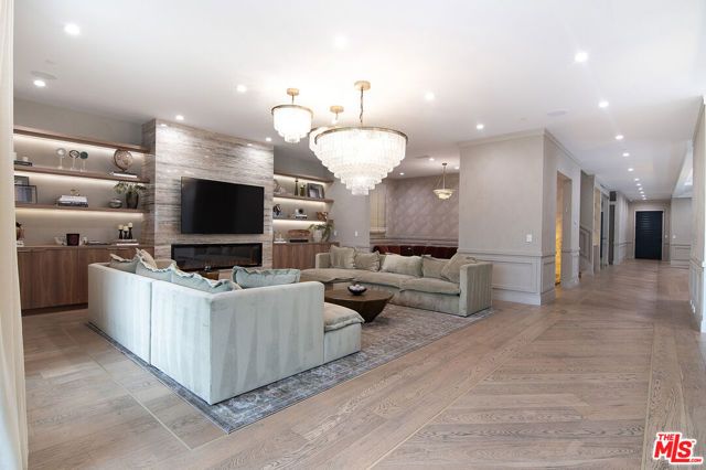 418 N Poinsettia Place, Los Angeles, CA 90036