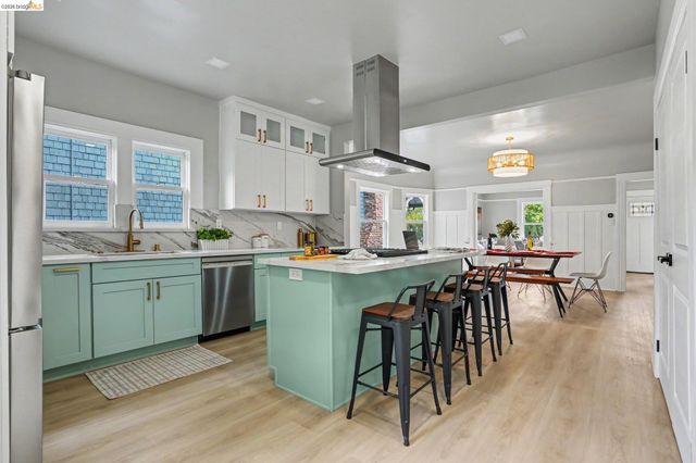 35 Randwick Ave, Oakland, CA 94611