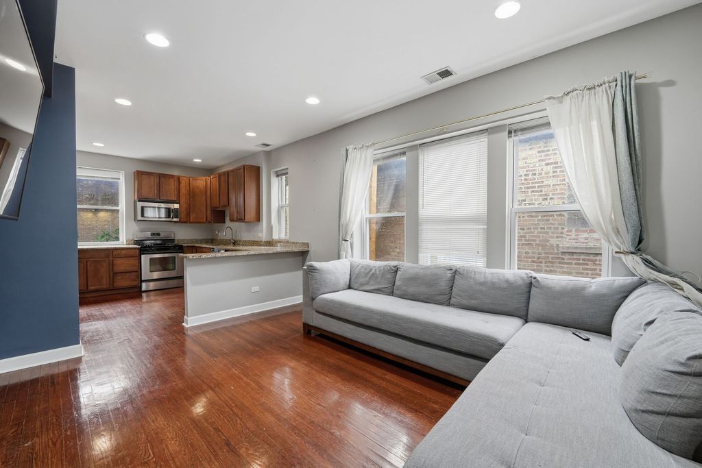 7205 N Damen Avenue 3, Chicago, IL 60645 — photo 2