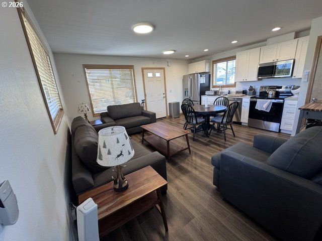 5272 FOREST Ln, Eugene, OR 97402
