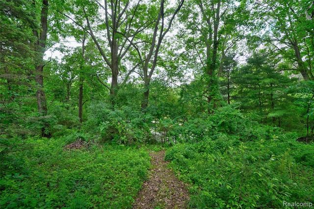1975 Porter Road, White Lake, MI 48383