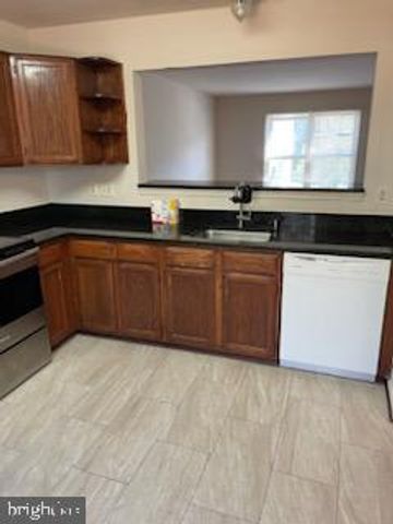 5516 SULLY LAKE DR, Centreville, VA 20120