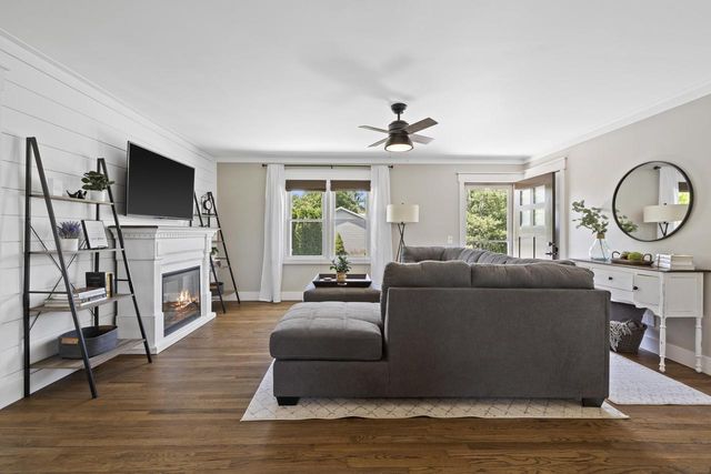N2444 Howard DRIVE, Burlington, WI 53105