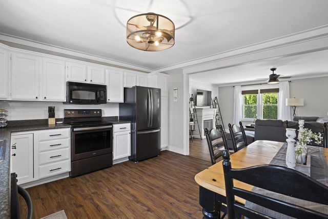 N2444 Howard DRIVE, Burlington, WI 53105