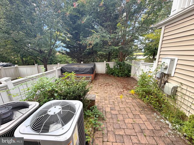 817 ROYAL CRES, Rockville, MD 20850