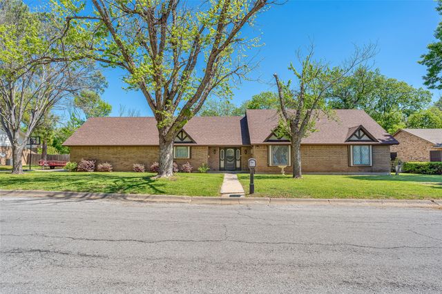 2015 Edgewood Drive, Bridgeport, TX 76426