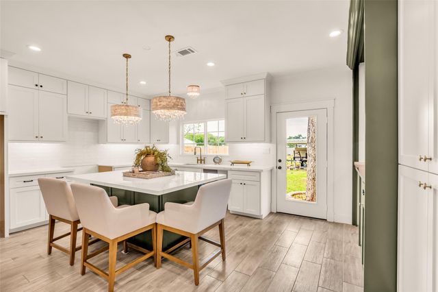407 Harris Road, Highlands, TX 77562