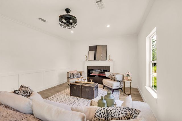407 Harris Road, Highlands, TX 77562