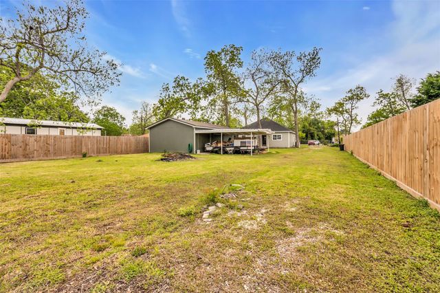407 Harris Road, Highlands, TX 77562