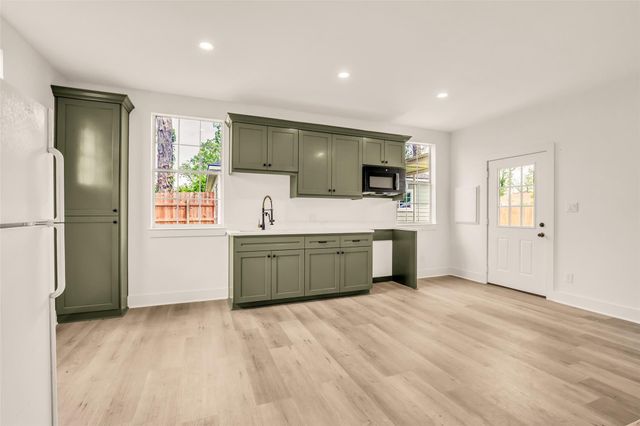 407 Harris Road, Highlands, TX 77562