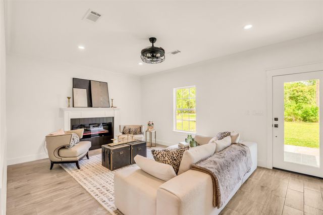 407 Harris Road, Highlands, TX 77562