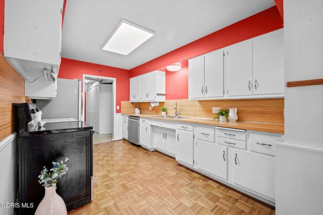 2806 Meadowwood Drive, Toledo, OH 43606