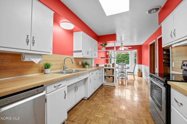 2806 Meadowwood Drive, Toledo, OH 43606