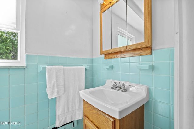2806 Meadowwood Drive, Toledo, OH 43606