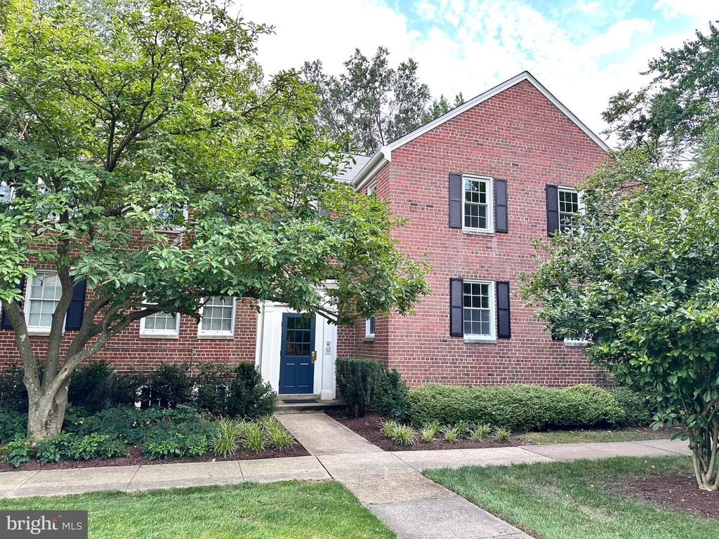 6727 W WAKEFIELD DR #J, Alexandria, VA 22307