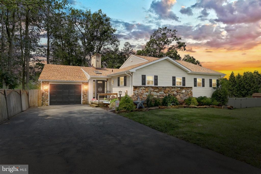 Image 1 of property listing at 60 MASSA DR, Windsor, PA 17366