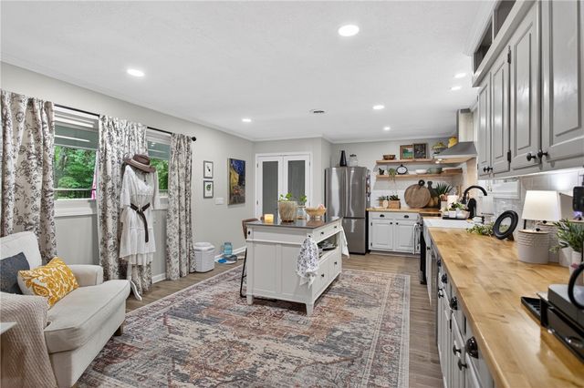 103 Pineneedle Drive, Westminster, SC 29693