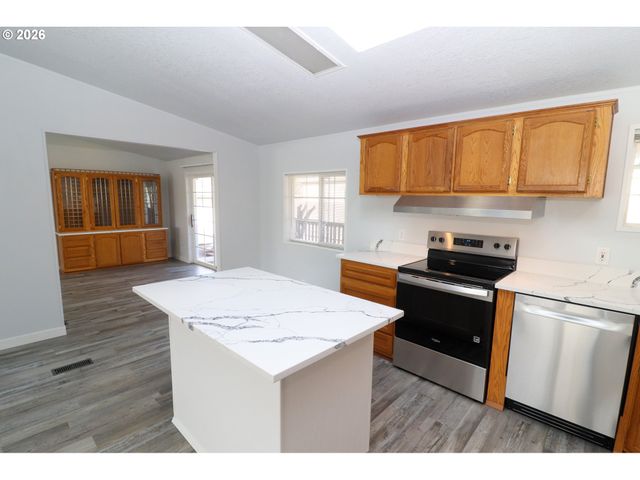 503 S 51ST Pl, Springfield, OR 97478