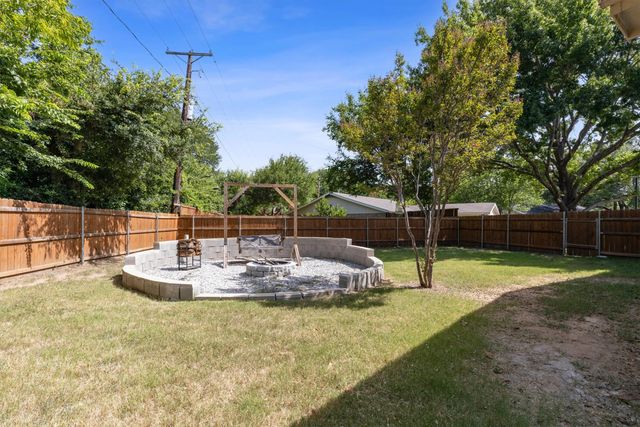 1900 Spies Spring Court, Arlington, TX 76006